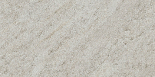 Dettaglio Piastrella per esterno in gres porcellanato antiscivolo serie Eterna di Idea Ceramica, colore Bianco 30x60