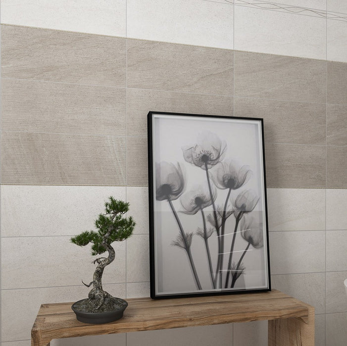 Dettaglio parete bagno con mobiletto in legno e pianta bonsai. Rivestimento in ceramica effetto pietra serie Best di idea Ceramica