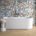 Ambientazione bagno con vasca freestanding e rivestiemnto a parete con gres porcellanto effetto carta da parati serie resina di idea ceramica decoro jungle bianco 60x120