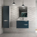 Ambientazione bagno con rivestimento effetto pietra serie marvel di idea ceramica. dettaglio decoro muretto grigio