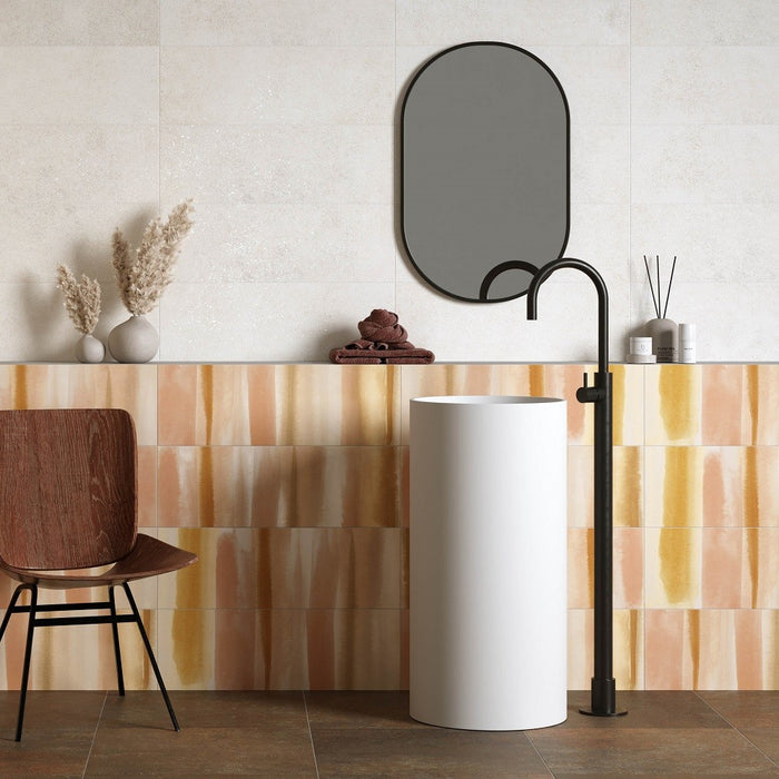 Rivestimento bagno moderno dai colori caldi con tonalitá tra arancio e marrone. collezione materia wall di herberia ceramica. decorazione effetto carta da parati geometrica Nuance Warm