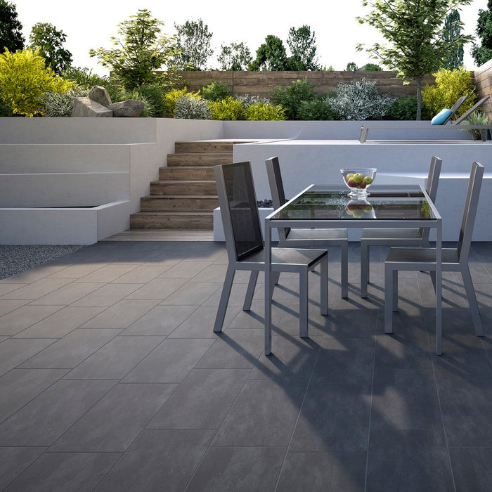 Ambientazione giardino con pavimentazione in gres porcellanato antiscivolo nero. serie Metropolis di idea ceramica.