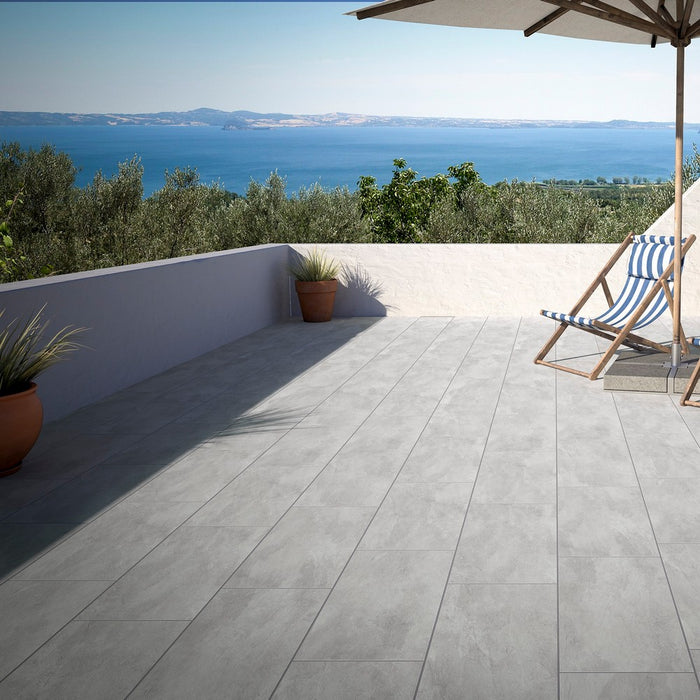 Terrazzino con pavimento serie metropolis di idea ceramica. Rivestrimento e pavimento in gres porcellanato effetto pietra 30x60