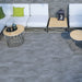 Salottino outdoor su pavimentazione in gres porcellanato effetto pietra grigio. Serie Metropolis di idea ceramica formato 21x43