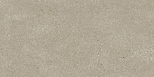 Dettaglio piastrella in gres porcellanato effetto cemento. Serie Mood di Savoia Italia, colore TORTORA GRIP formato 30X60. Pavimento da esterno