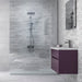 Ambiente bagno con mobiletto viola lucido. Rivestimento in ceramica effetto pietra grigio, serie native di idea ceramica