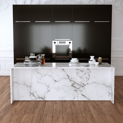 Cucina con piano in marmo, pavimento in gres porcellanato effetto legno della collezione Nwood di herberia ceramica, colore Cherry