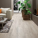 Pavimento di salotto con piastrelle in gres porcellanato effetto legno 20x120. collezione Nwood di herberia ceramica