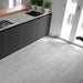 Dettaglio cucina moderna, pavimento con serie Ontario di idea ceramica colore Bianco. Gres effetto legno