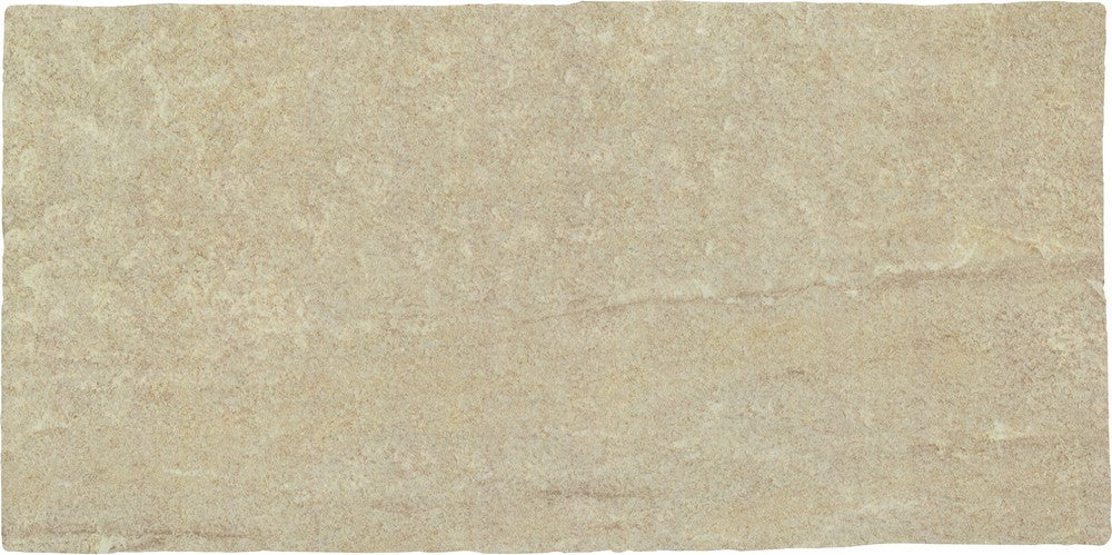 Dettaglio piastrella in gres porcellanato effetto pietre. Serie Pietre da Esterno di Savoia Italia, colore QUARZI BEIGE GRIP formato 21.6X43.5 Pavimento per esterno 2