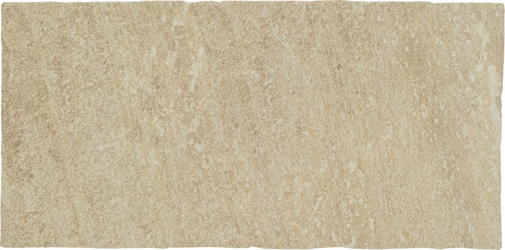 Dettaglio piastrella in gres porcellanato effetto pietre. Serie Pietre da Esterno di Savoia Italia, colore QUARZI BEIGE GRIP formato 21.6X43.5 Pavimento per esterno 4