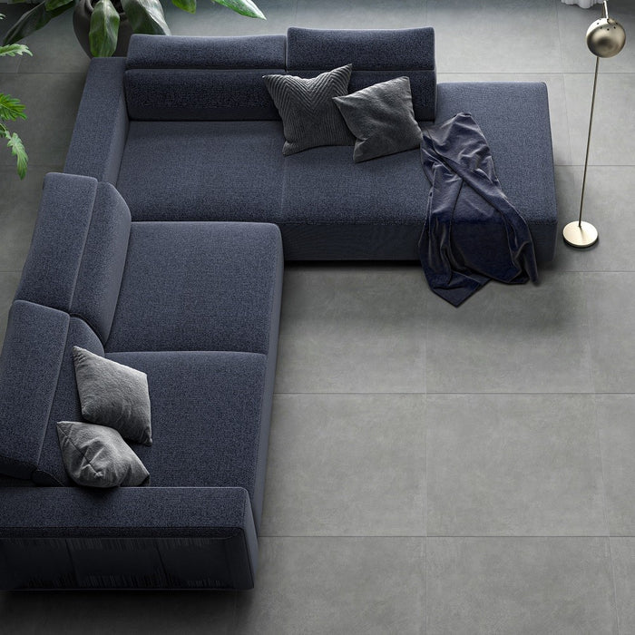 Salotto moderno con pavimento in gres porcellanato effetto cemento serie resina di idea ceramica colore grigio