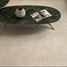 Salotto con pavimento in gres porcellanato effetto cemento serie resina di idea ceramica colore taupe formato 60x120