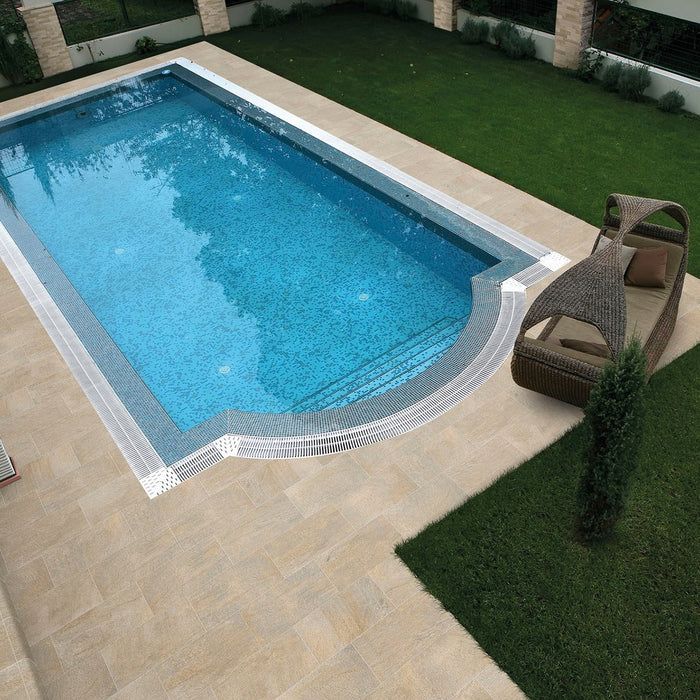 Pavimento bordo piscina in gres porcellanato antiscivolo R11, effetto pietra di colore beige serie pietre italiane di savoia italia colore barge beige