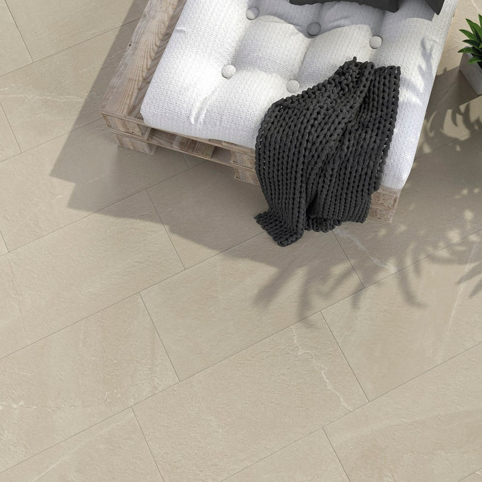 Patio con pavimento in gres porcellanato antiscivolo effetto pietra. serie sintra di savoia italia colore beige