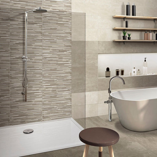 Rivestimento bagno moderno con piastrelle effetto cemento e decoro effetto muretto, serie mood di savoia italia