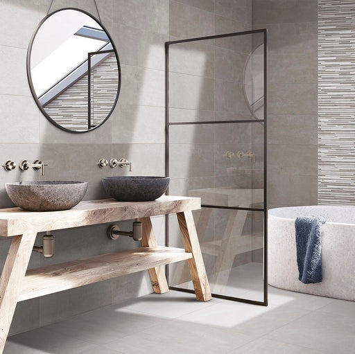 Rivestimento bagno moderno in ceramica effetto cemento. decoro effetto muretto 25x60 colore grigio