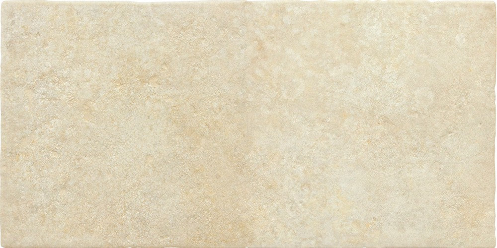 Dettaglio piastrella in gres porcellanato effetto pietre. Serie Pietre da Esterno di Savoia Italia, colore TUFI BEIGE GRIP formato 21.6X43.5 Pavimento per esterno