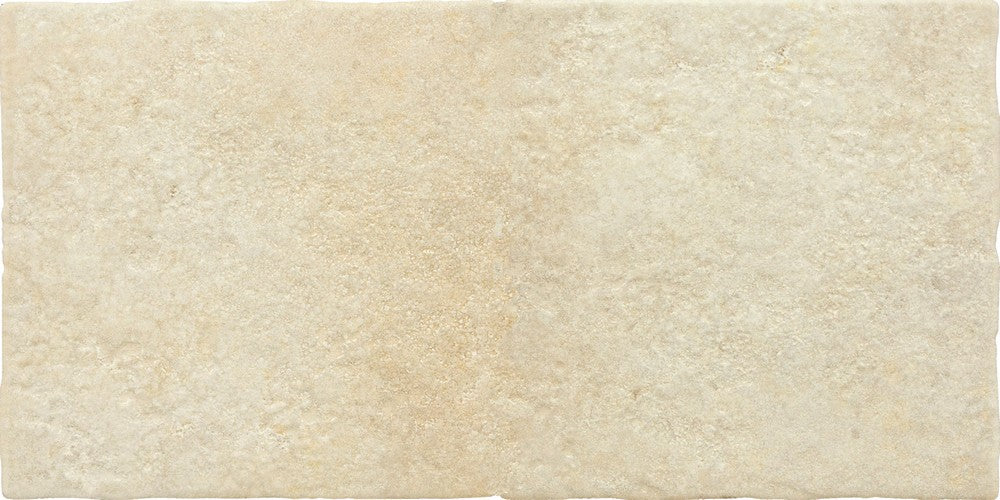 Dettaglio piastrella in gres porcellanato effetto pietre. Serie Pietre da Esterno di Savoia Italia, colore TUFI BEIGE GRIP formato 21.6X43.5 Pavimento per esterno 2