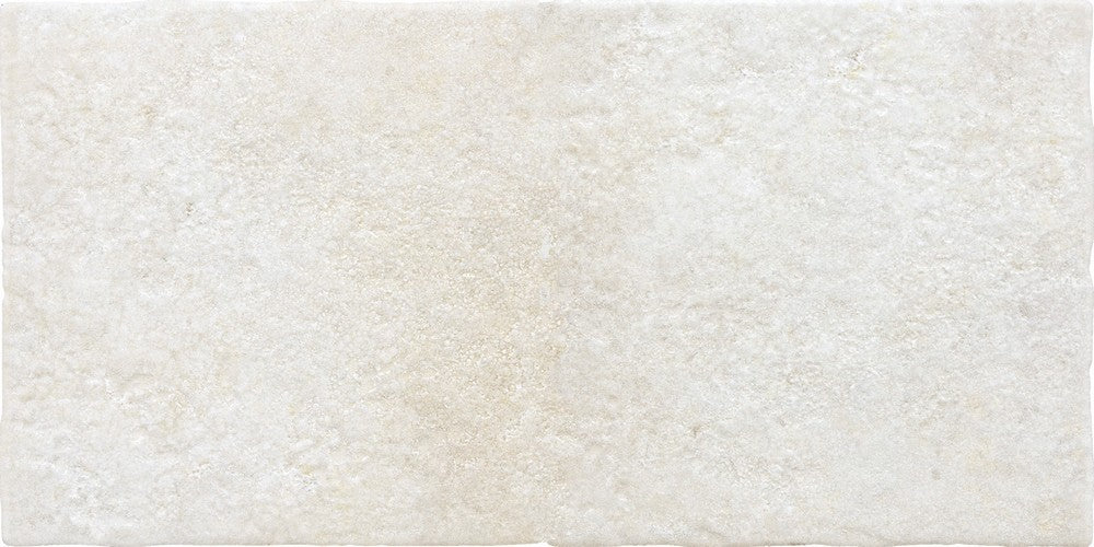 Dettaglio piastrella in gres porcellanato effetto pietre. Serie Pietre da Esterno di Savoia Italia, colore TUFI BIANCO GRIP formato 21.6X43.5 Pavimento per esterno 5