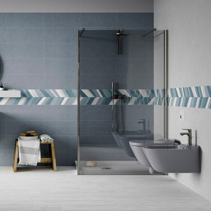 Ambientazione Bagno con rivestimento ceramico serie Vernissage di Idea Ceramica colore Denim