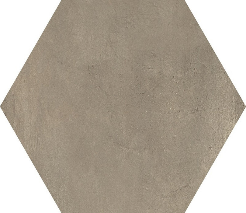 Dettaglio piastrella in gres porcellanato effetto cemento esagonale. Collezione Domus di Savoia Ceramiche, Colore Noce formato 40x35