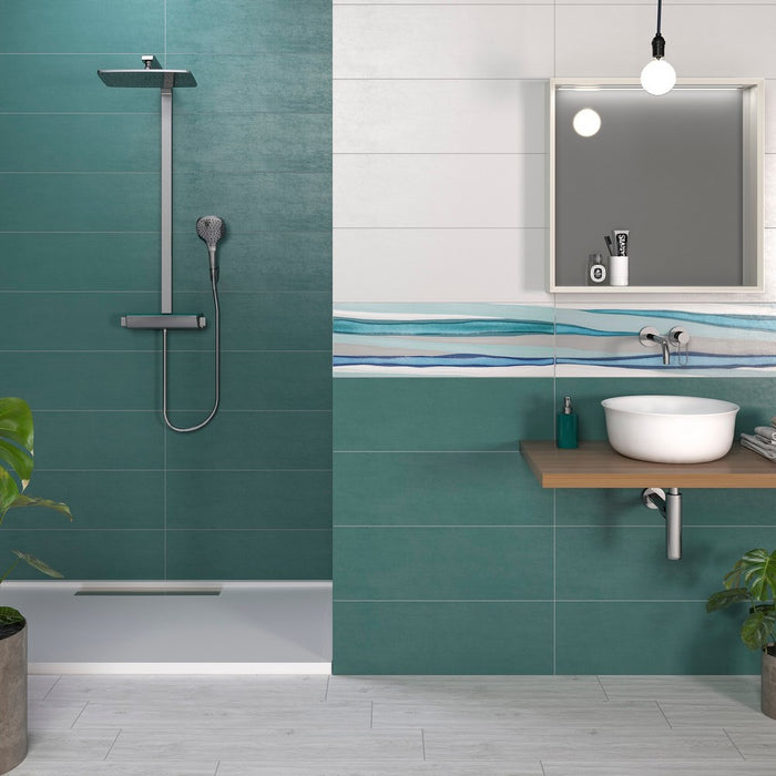 Ambientazione bagno rivestimento ceramico serie Naif di Idea Ceramica colore Smeraldo 25x75